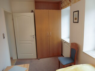 Schlafzimmer 1 (Boden hat jetzt Laminat)