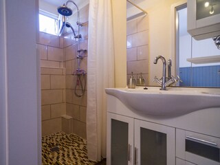 Badezimmer mit ebenerdiger Dusche