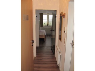 Blick vom Eingang in den Flur 17-23-20