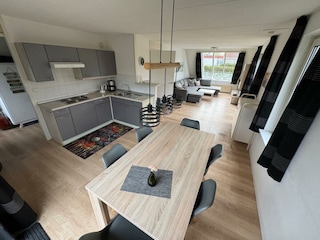 Blick von Essbereich/Küche zum Wohnzimmer