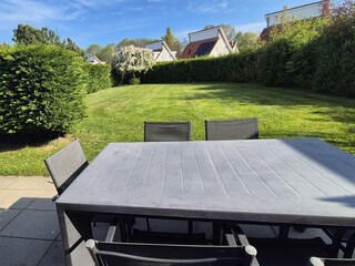 Der Garten bietet viel Platz für Entspannung und mehr