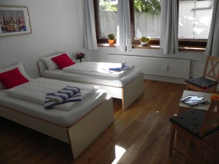 1. Schlafzimmer 3 Einzelbetten (2 als Doppelbett mgl)