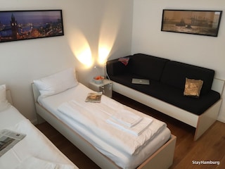 2. Schlafzimmer: 3 Einzelbetten (als Doppelbett mgl)