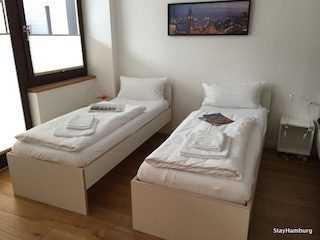 2. Schlafzimmer: 3 Einzelbetten (als Doppelbett mgl)