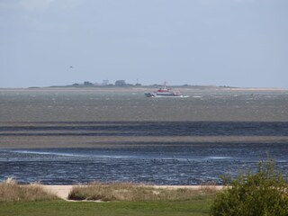 Blick vom Balkon auf die Schifffahrtslinie und Insel