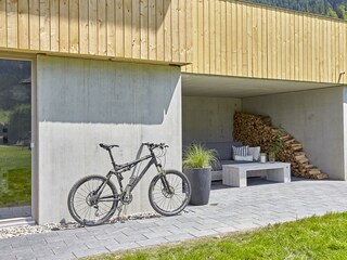 Überdachte Terrasse mit Bauholzlounger