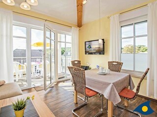 Essbereich mit Zugang zum Balkon
