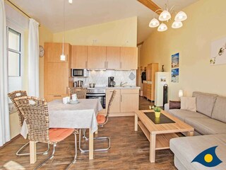 Wohnzimmer mit Küche und Essbereich