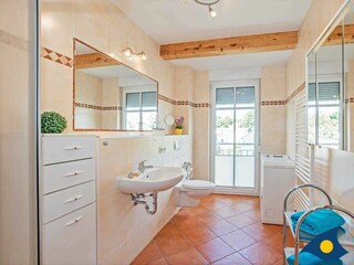 Badezimmer mit Dusche und WC