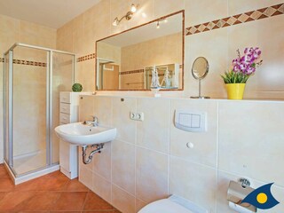 Badezimmer mit Dusche und WC