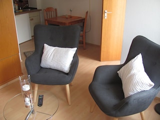 Blick vom Wohnraum in den Küchenbereich 32-09-02