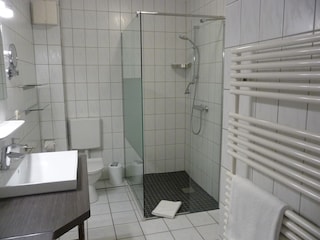 Bad mit Walk-In-Dusche