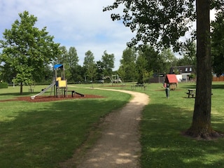 großer Spielplatz mitten im Ferienpark