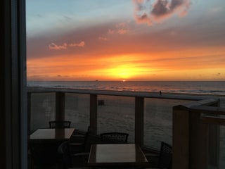 Sonnenuntergang im Strandrestaurant