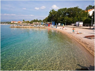 Feinkieselstrand mit Duschen und Toiletten