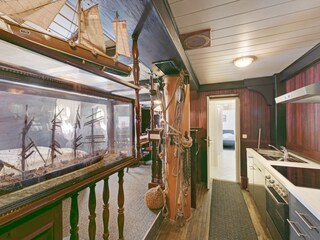 Küche mit Ceranherd, Spülmaschine, Kühlschrank