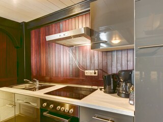 Küche mit Ceranherd, Spülmaschine, Kühlschrank