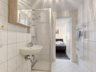 Bad mit Toilette, Dusche, Waschbecken