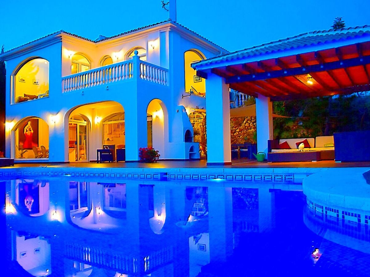 Villa bei Sonnenuntergang mit blauen Poollicht