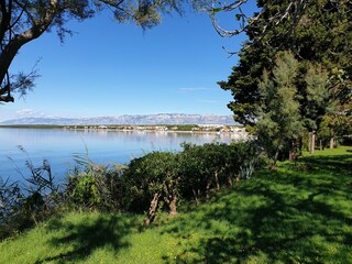 Blick vom Grundstück aufs Meer und das Velebit Gebirge