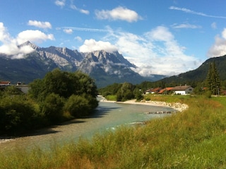 Lage am Fluss Loisach Zugspitzblick