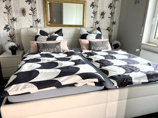 Schlafzimmer mit Doppelbett