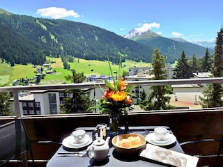 Freier Blick vom Balkon auf die Davoser Berge