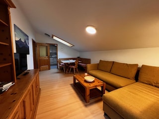 Das Wohnzimmer mit Essecke und Sofalandschaft