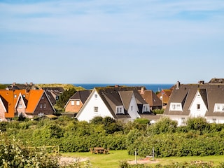 Blick vom Balkon über die Dächer Wenningstedt
