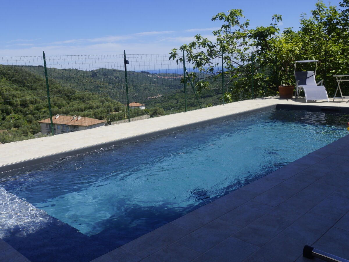 Pool mit Meerblick