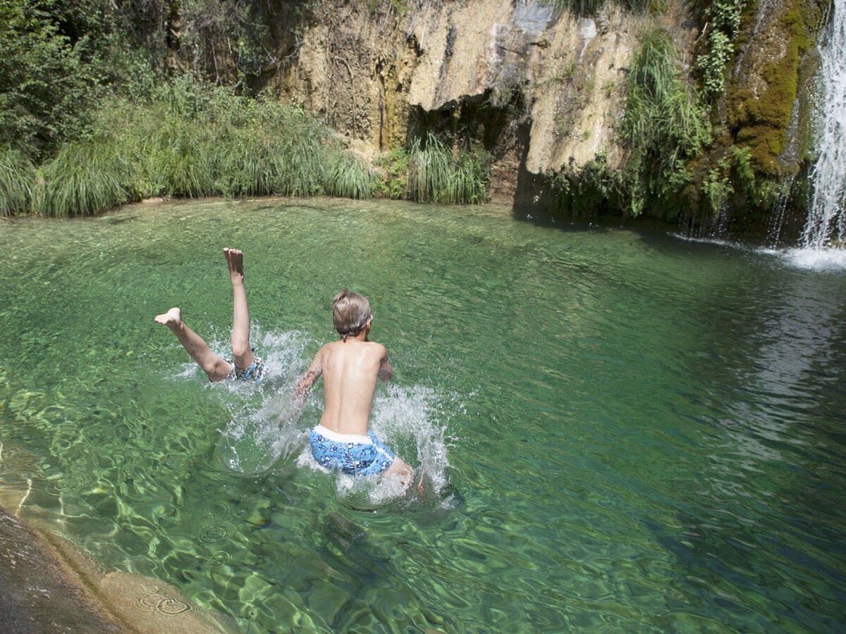 Spaß für Groß und Klein am Wasserfall