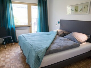 Schlafzimmer 2 mit Boxspringbett (180x200)