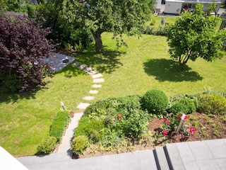 Aussicht vom Balkon in den Garten