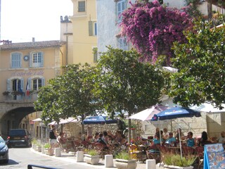 Eins der typischen Straßencafes in Fayence