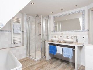 Dusche und Wanne