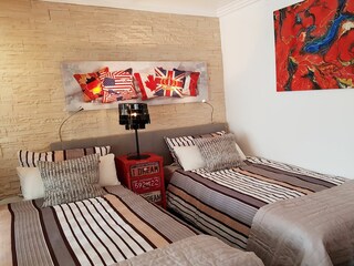 2 Einzel- Boxspringbetten mit Topper und Viskosekissen