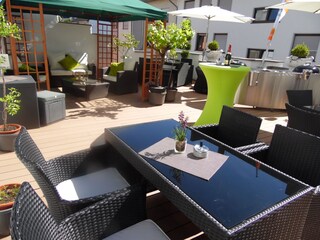 70qm Terrasse über den 3 Garagen- eigener Bereich+Grill
