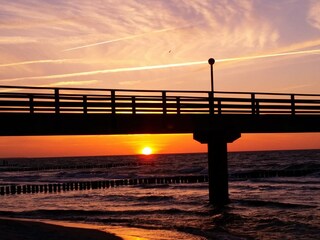 Sonnenuntergang hinter der Seebrücke