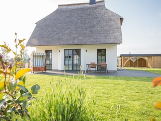 großzügige Terrasse mit Strandkorb