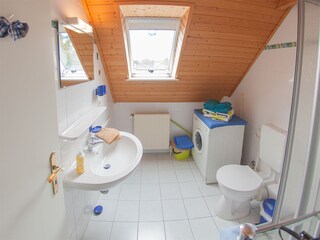 Welcoming shower bath with a window