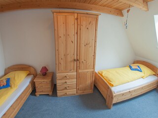 Bedroom 2 with 2 single beds