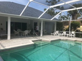 Pool (8x4m) mit Blick auf die Terrasse