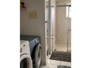 Zweites Bad mit Waschmaschine