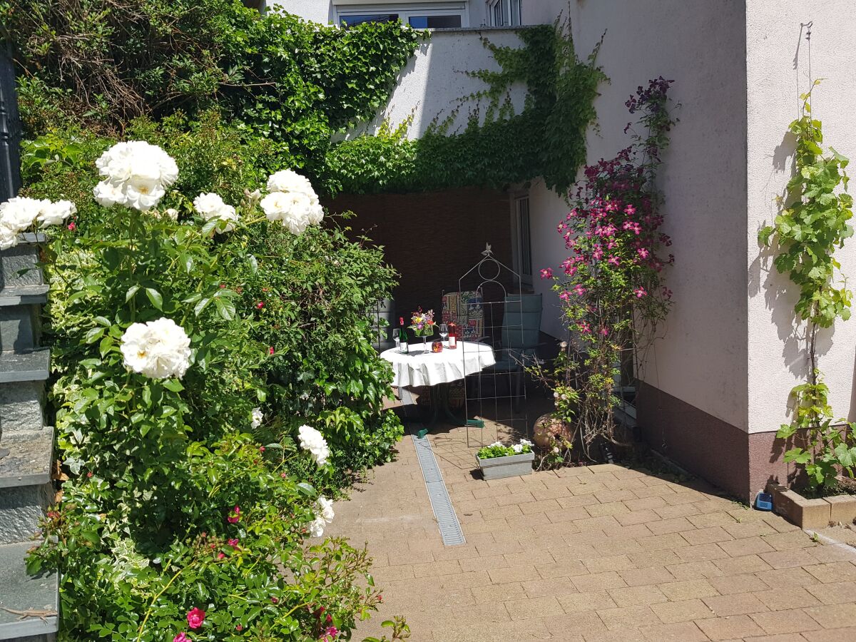 tiel überdachte Terrasse von vorne