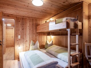 Kinderschlafzimmer mit 3 Betten