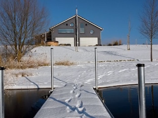 Blick vom See zum Haus