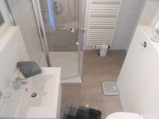 Helles, modernes Badezimmer