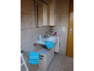 Bad mit Dusche, Badewanne und Toilette