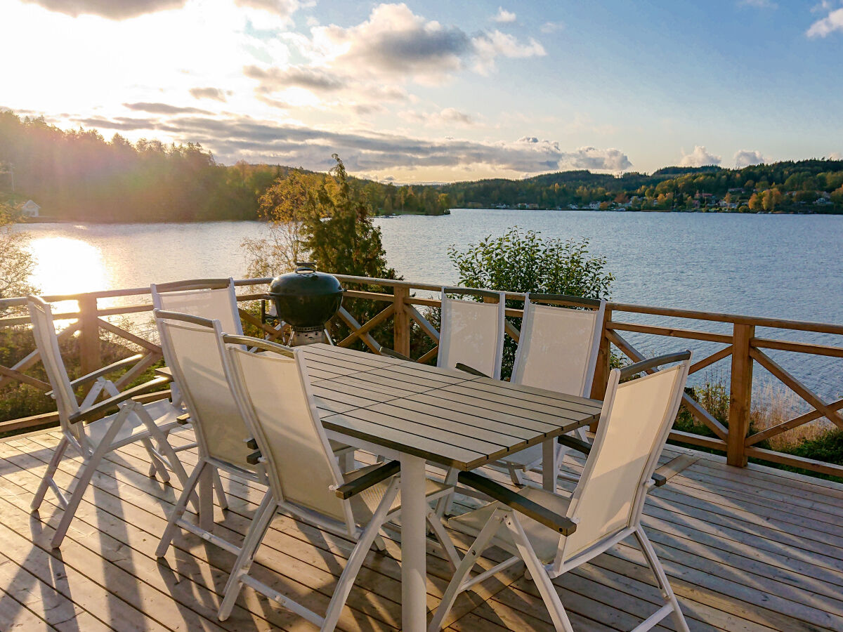 Blick von der Terrasse auf den See Bunn