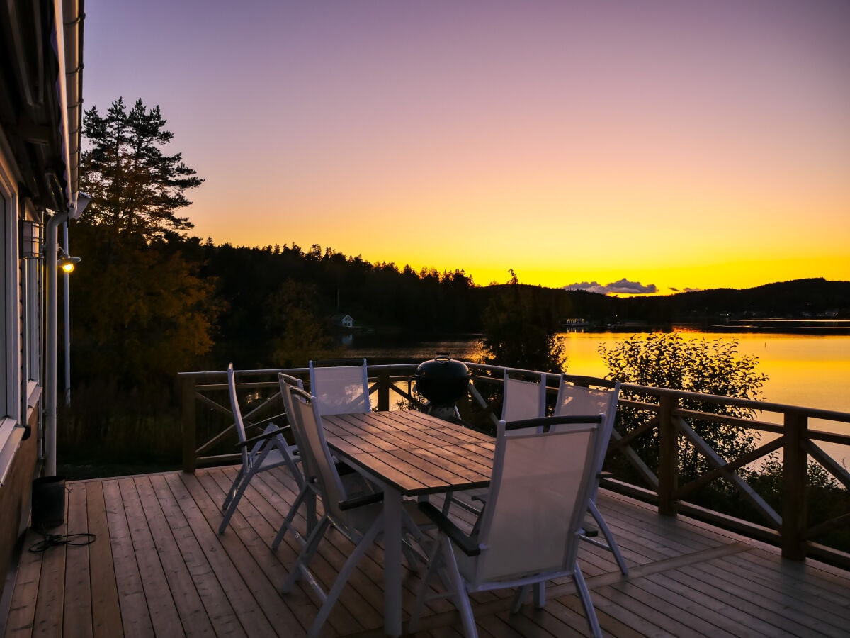 Blick von der Terrasse in den Sonnenuntergang